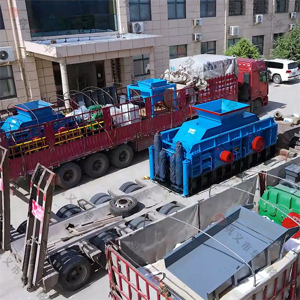 時產(chǎn)六十多噸左右的液壓對輥制砂機多少錢？