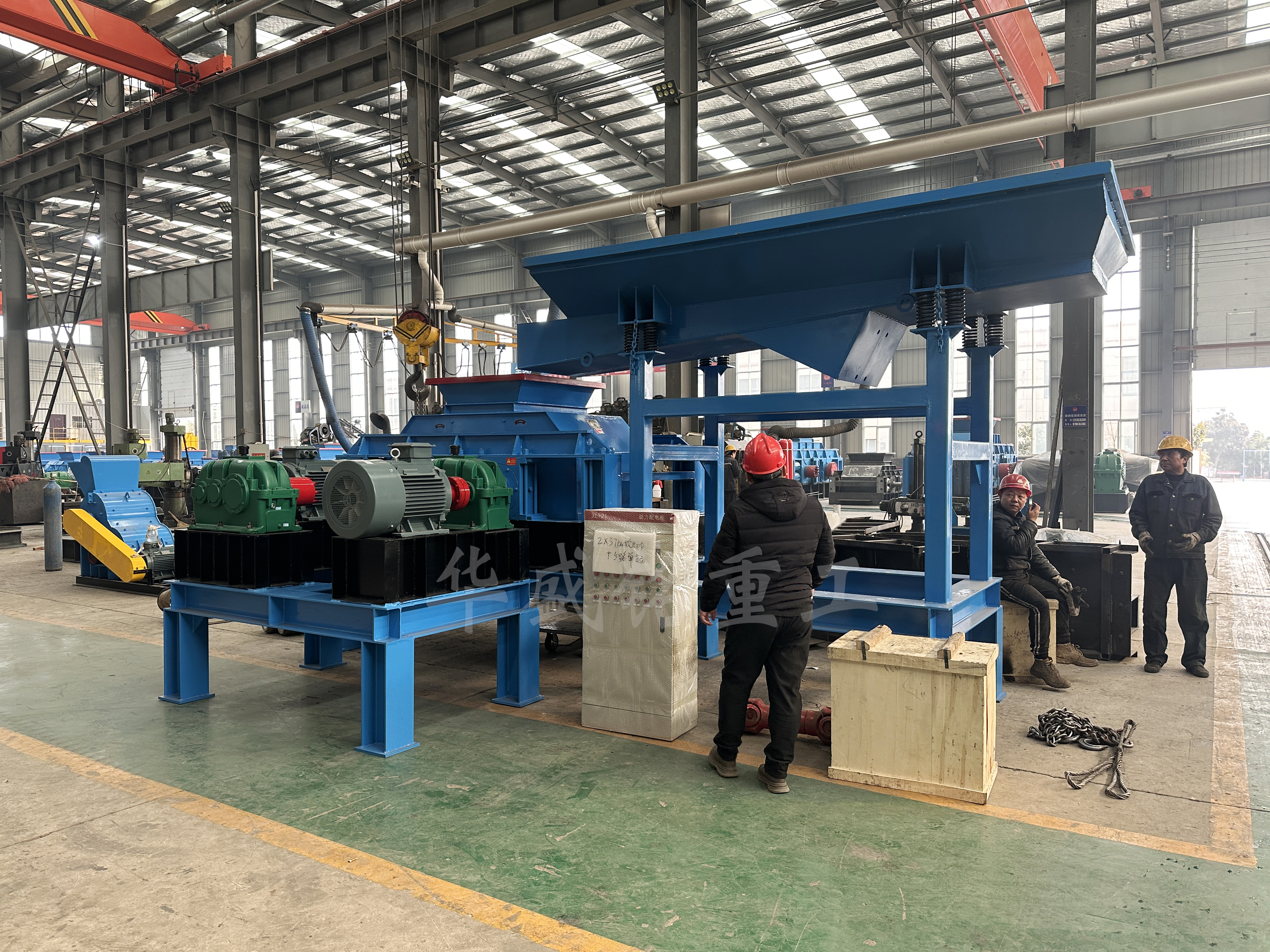 石英石破碎設(shè)備眾多，為何狼牙齒輥破碎機(jī)脫穎而出？